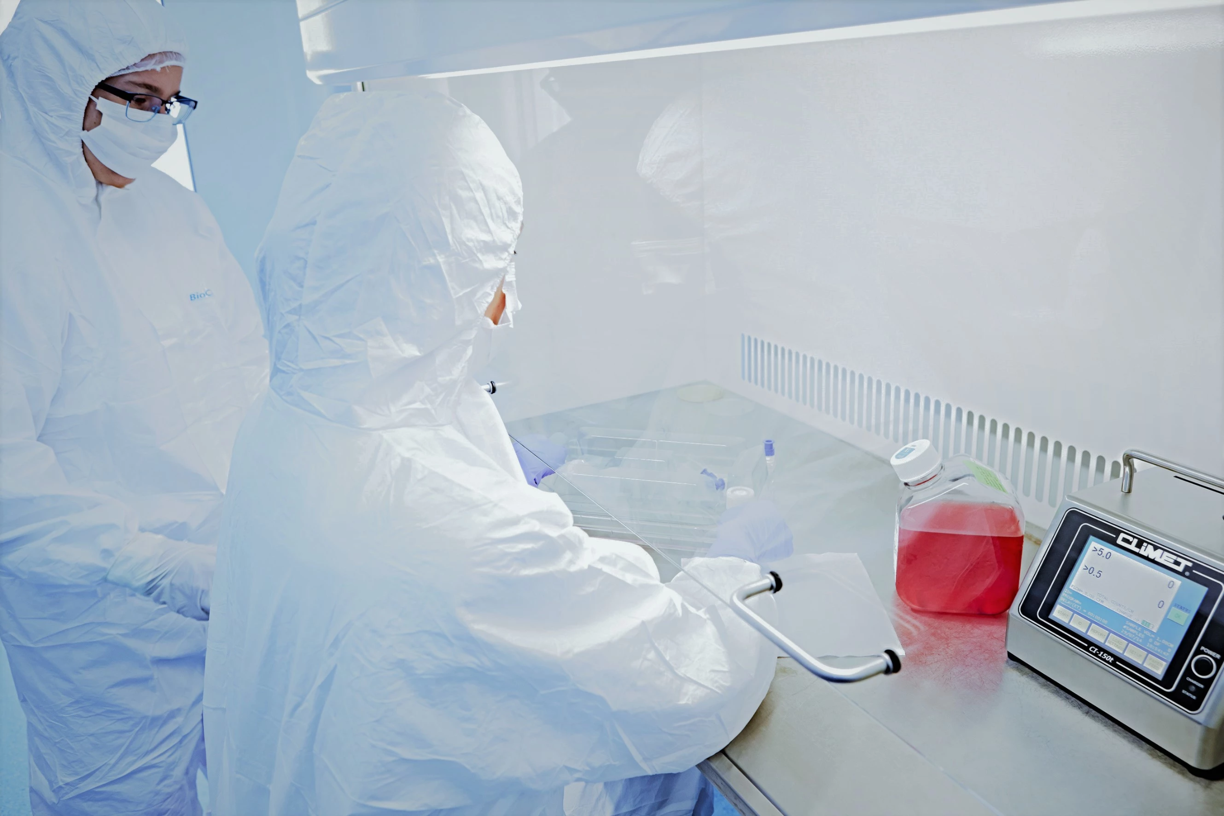 Opérateurs ou techniciens de production pharmaceutique suivant la formation Cefochim/aptaskil pour produire le vaccin contre la Covid-19 chez Novasep